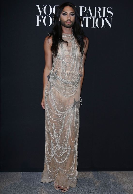 Conchita Wurst v bielych šatách na Vogue Foundation Gala